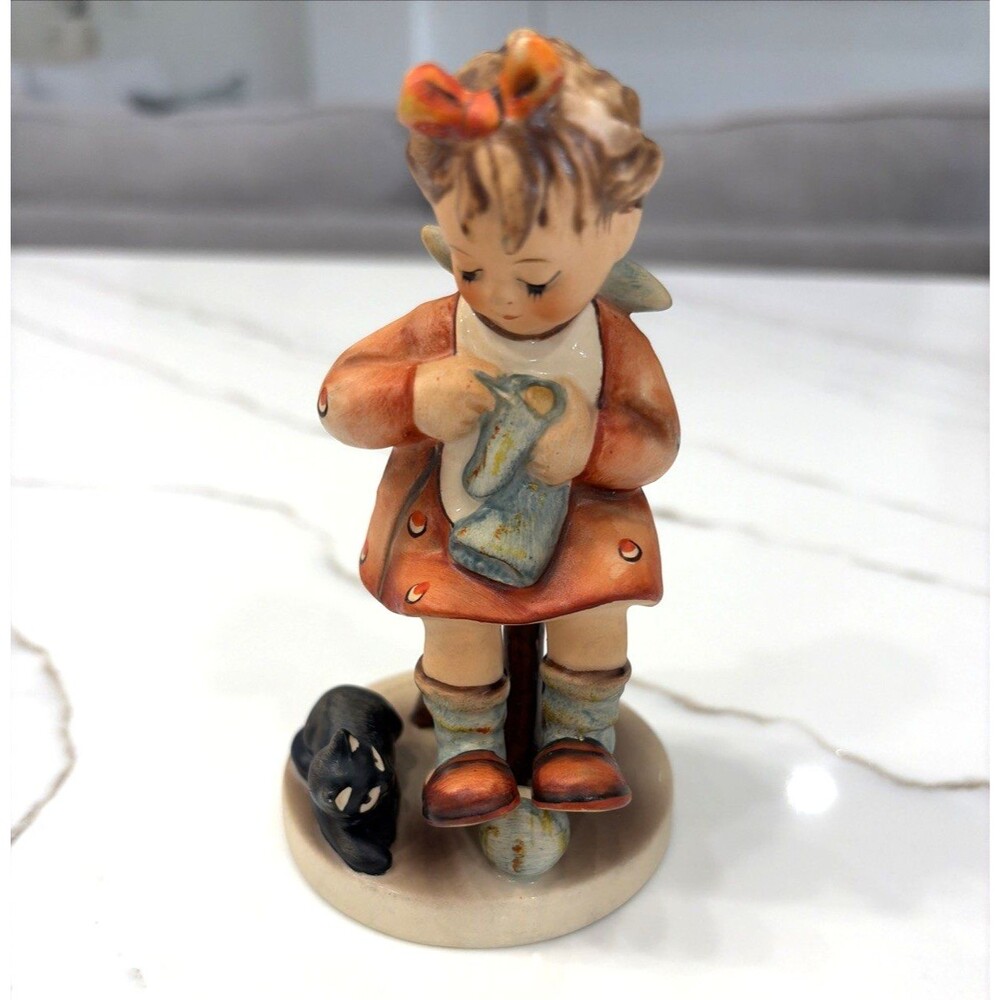Vintage Goebel Hummel "Mother's Helper" #133 Figurine (5”)